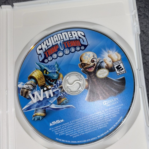 Skylabders portal, Wii game, and action figurines pictured - Picture 5 of 6